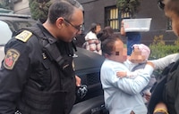Policías salvan a bebé que se asfixiaba con una hoja de árbol en la Cuauhtémoc