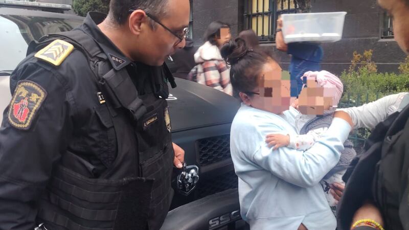 Policías salvan a bebé que se asfixiaba con una hoja de árbol en la Cuauhtémoc