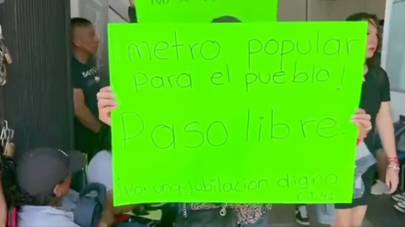 Integrantes de la CNTE protestan en estaciones del Metro de la CDMX; permiten paso libre a usuarios
