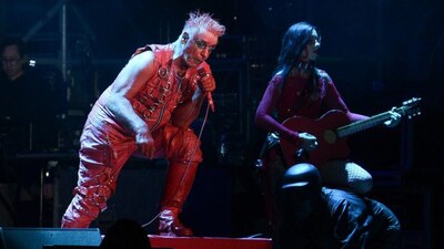 El vocalista fue acusado por una fan en Lituania