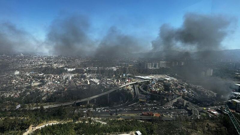 Se registra fuerte incendio en zona de Santa Fe; bomberos trabajan en el lugar