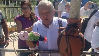 El presidente recibió dos peluches durante su visa por Oaxaca