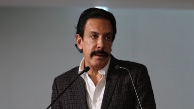 El gobernador ha sido bautizado en redes como 'DJ Fayad'