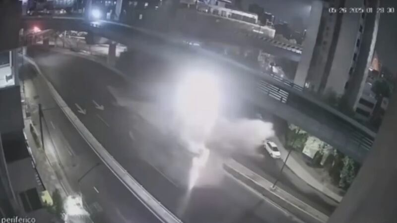 VIDEO: Muestran momento exacto en que pipa de Pemex choca en Periférico