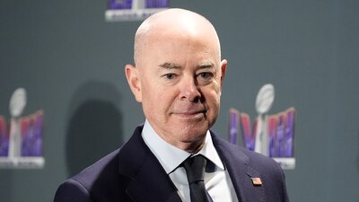 Es señalado por incumplir con la ley y por 'romper' la confianza pública