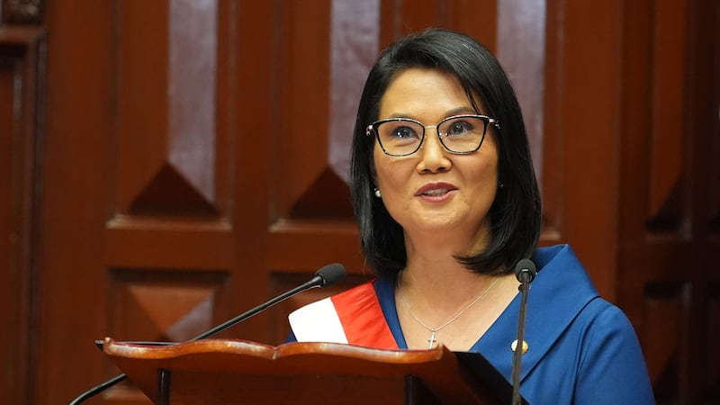 Entre protestas, la derechista Keiko Fujimori asume la presidencia del Perú