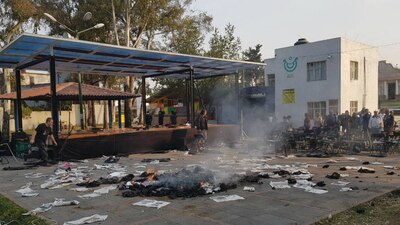 Así quedó el lugar donde se iba a realizar el mítin que fue reventado a golpes y sillazos
