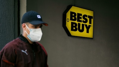 La empresa estadounidense se despide con ofertones... y largas filas de clientes en plena pandemia