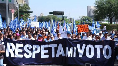 El panista Felipe de Jesús Cantú (centro) defendió lo que consideró un triunfo en las urnas