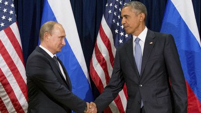 Vladimir Putin saluda a Barack Obama en septiembre de 2015 en la sede de la ONU