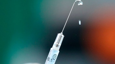 487 personas, entre ellas la excanciller y la exministra de Salud, se aplicaron en secreto la dosis