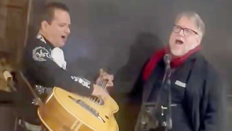 Guillermo del Toro se echa ‘palomazo’ con mariachi... y hace tortillas en festival de cine