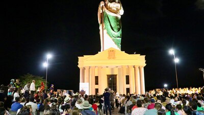 La figura mide 28 metros de largo y se encuentra en lo alto del Gran Parque Mirador
