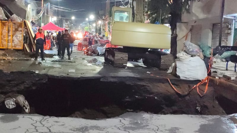 Crece socavón en Iztapalapa y evacúan a familias tras caída de camión refresquero