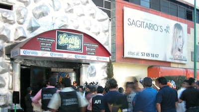 Un grupo de policías afuera de la discoteca el 20 de junio de 2008