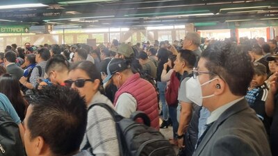 También reporta que el tiempo de espera en la línea B es de 5 minutos.