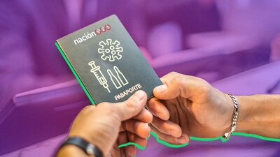 Estos pasaportes podrían ser digitales, como un código QR que se muestra desde el celular