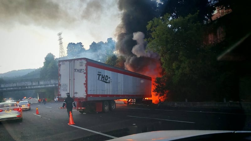 Tráiler se incendia tras impactar contra un muro en la autopista México-Toluca