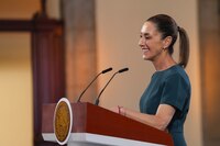 Sheinbaum responde a plantón de maestros en el Zócalo: ‘Está abierta la mesa de diálogo’