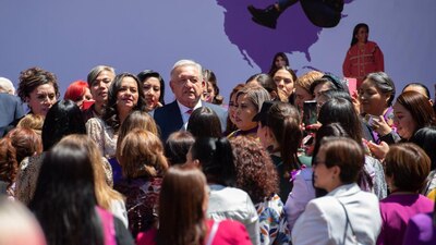 Tuvo un encuentro con mujeres para conmemorar el día