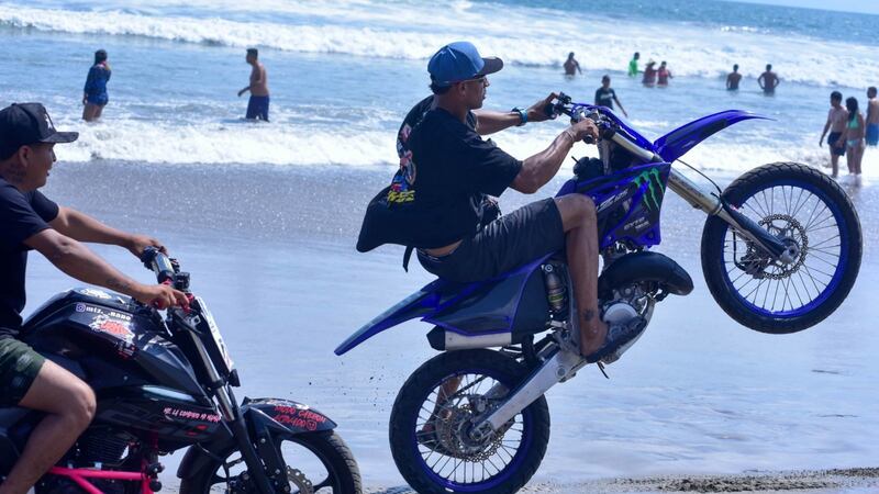 Sangre, basura y motos: Acamoto 2025 deja 8 muertos y caos en Acapulco