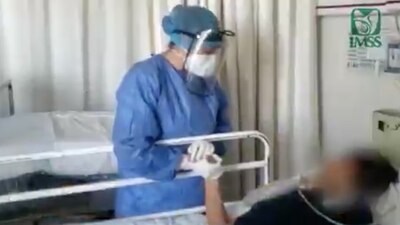 Laura trabaja en el IMSS Jalisco y con su voz ayuda a los enfermos de COVID-19