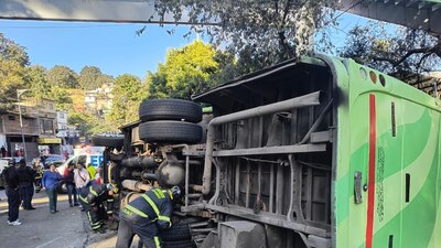 El chofer del camión escapó tras la volcadura que dejó a 32 heridos