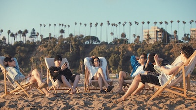 Esta imagen publicada por Netflix muestra a los miembros de BTS, de izquierda a derecha, j-hope, Suga, Jin, RM, Jung Kook y Jimin en una escena del documental "BTS: The Return". (Netflix vía AP)