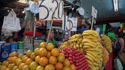 La inflación es el alza, a través del tiempo, del precio de los productos