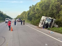 Mueren 3 personas tras volcadura de camión cerca del Aeropuerto de Tulum; hay 8 lesionados