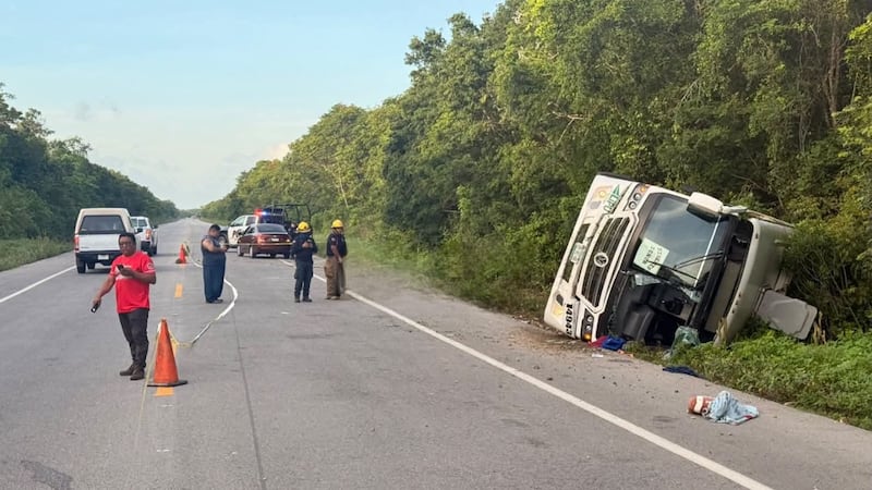 Mueren 3 personas tras volcadura de camión cerca del Aeropuerto de Tulum; hay 8 lesionados
