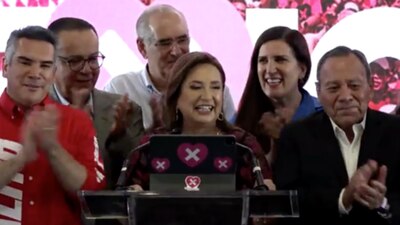 La candidata de oposición estuvo acompañada de los líderes del PAN, PRI y PRD