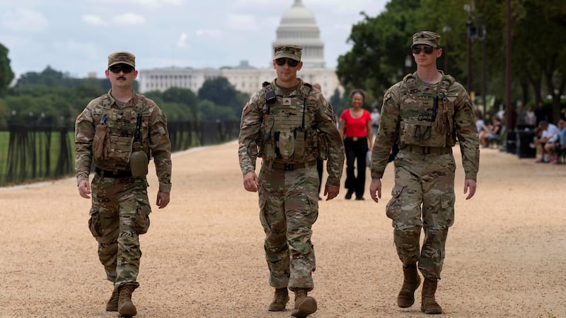Trump amaga con expandir presencia militar a más entidades demócratas de EU