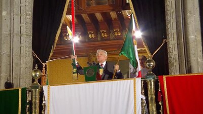 El presidente fue ovacionado a su salida al balcón de Palacio Nacional