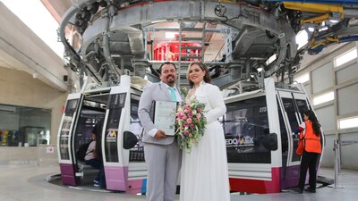 Octavio y Christian se dieron el "sí" en las alturas del Mexicable