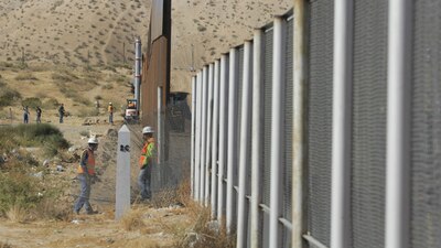 Una malla ciclónica que el gobierno de Estados Unidos construyó entre Chihuahua y Texas