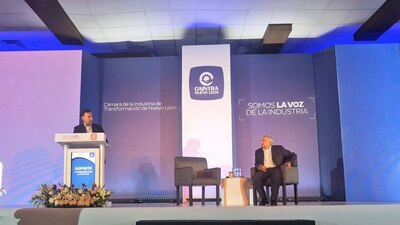 Juan Garza Herrera (izquierda) ofreció un mensaje a AMLO a nombre del sector industrial de Nuevo León