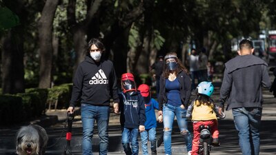 Pese al semáforo rojo en la CDMX, muchas personas salen a las calles para pasear