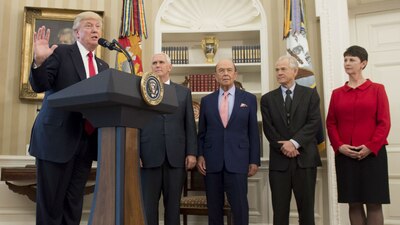 El gabinete de Trump tiene una riqueza acumulada por encima de la mayoría de los condados de EU