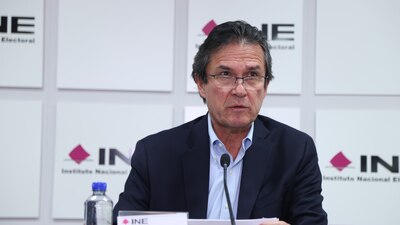 Afirmó que su figura se ha politizado y por eso debe salir del INE.