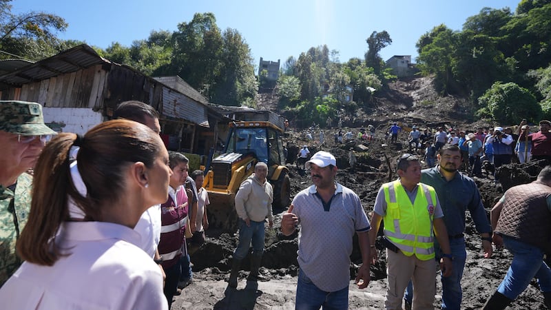 Sheinbaum visita zonas de desastre por las lluvias; pronto iniciará el censo para distribuir apoyos