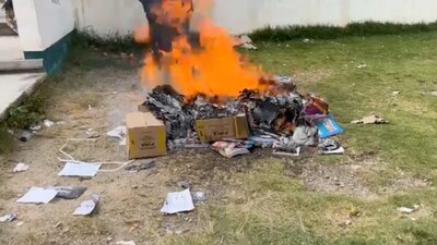 Los hechos ocurrieron a la vista de niñas y niños, que observaron la quema de sus materiales