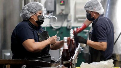 La empresa puede terminal el contrato si el empleado junta tres faltas injustificadas en 30 días