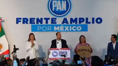 Cortés estuvo a lado de Xóchitl en su registro