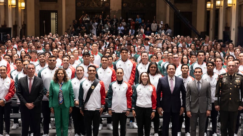 Sheinbaum abandera a mexicanos que irán a los Juegos Centroamericanos y del Caribe