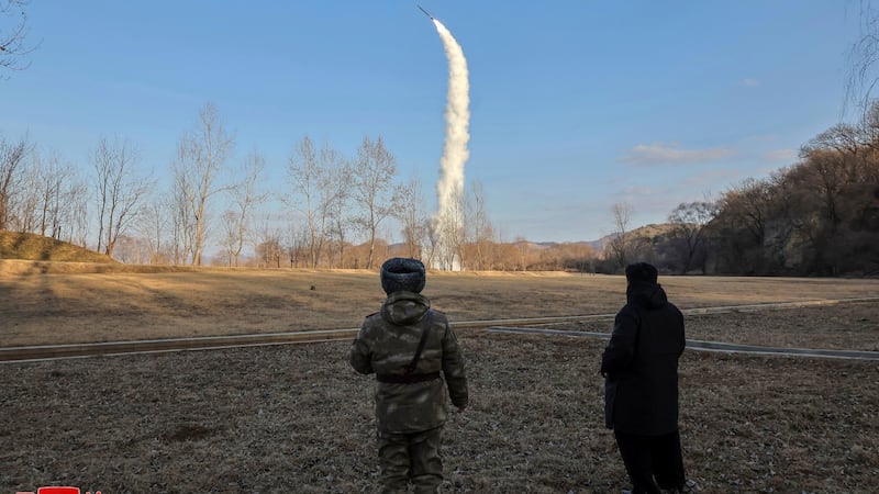 Corea del Norte prueba misiles de crucero y promete respuestas más duras a EU