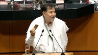 Noroña evita romper su visa en apoyo a ‘Andy’ López por tener una mano fracturada