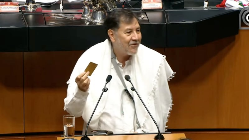 Noroña evita romper su visa en apoyo a ‘Andy’ López por tener una mano fracturada