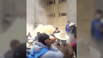 Desde el interior del recinto arrojaron un tipo de gas.