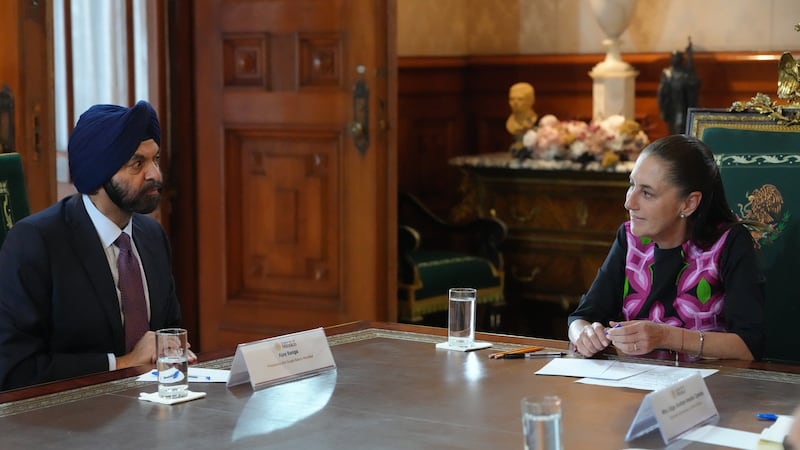 Sheinbaum recibe al presidente del Banco Mundial en Palacio Nacional